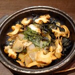 目利きの銀次 - つぶ貝の醤油バター焼　７１３円
            やみつきになる味でつぶ貝を丸ごと堪能との説明。