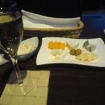 レシィ  - シャンパンとチーズの盛り合わせ