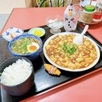 中華飯店 桃花 - 麻婆豆腐定食 1050円
            トレーが、テーブルからはみ出しそうで⤴︎⤴︎