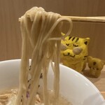 233325574 - 麺、にゅ〜〜ん！