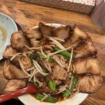 焼豚ラーメン 三條 - 焼豚ラーメン肉盛半からべと皿