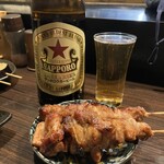 炉端処 一心 - サッポロラガー赤星ともも串焼き