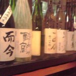 Kawagoe Kuraduka Shouhei - 日本酒の一升瓶が並ぶカウンター席の前