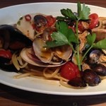 トラットリア・築地パラディーゾ - パラディーゾ名物、本日の貝類とチェリートマトのペスカトーレ風リングイネ