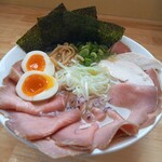 麺屋 美鶏 - チャーシューは豚レアチャーシューと鶏肉チャーシューの2種類。 