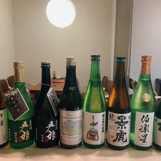 常時10種類が揃う、オーナーが選び抜いた東北中心の日本酒