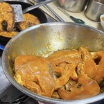 インド・ネパールレストラン プルナディープ - Rui Fishのぶつ切りに下味を付けて揚げてるところ（お店のTwitterより）