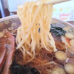 手打ラーメン みうら - 青竹打ちらしい、強い縮れが入った手打ち麺