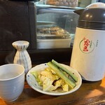 もも屋 - 付き出しと霧島お湯割