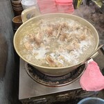 豚足のかどや - 豚足を湯がいている鍋