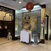 廣東飯店 - レストラン テーブル席の入口