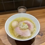 らぁ麺や ふぢとら  - 塩ラーメンに煮卵　あっさりスープ