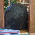Daichan - 店内、石の背もたれ