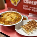 Marushin Hanten - 看板メニューの天津飯（900円税込）と餃子（今回は熟成豚肉:470円）