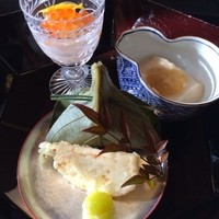 東京 芝 とうふ屋うかい - 前菜四種(いくらなます、ピーナッツ豆腐、かぶら天ぷら、柿の葉鮨)