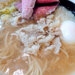 牛骨らぁ麺マタドール - 塩　　チャーシューの下