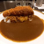 匠 - カツとご飯の間にボイル(？)されたキャベツ。そしてさらさらカレー✨