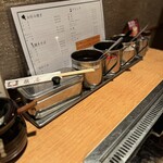 象屋 - 奥から「一味」「甘口ソース」「辛口ソース」「どろソース」「カツオ･青のり」手前の壺に入ってるのが「紅生姜」 (^O^)箸ははじめ割らずに青のりをすくうとすくいやすいですよ