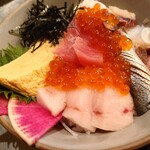 キッチン トット - スーパーに並んでる様なキハダマグロ特有の
      水っぽさ、味気なさ感は皆無で
      脂乗りが良く
      そして素直さもある旨味の厚みがあるよねえ♪