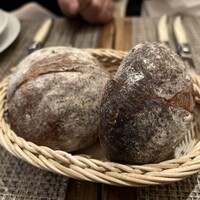 Bistro Buzz 赤坂 - 自家製酵母を使ったパン。香ばしくて深い。おかわりしたい。