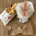 モスバーガー イオン成田店 - ５００円のクーポン、お釣りが出ないのでポテトも購入しました。