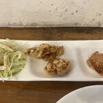 中華料理 珍味 - 定食の脇役　キャベツのゴマドレサラダ・唐揚げ・漬物（白菜キムチ）