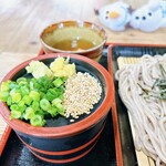 矢坪うどん - お好みでどうぞと盛られた器
キレイなネギとワサビでいただきました