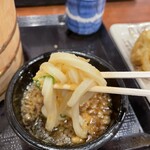 丸亀製麺 - 出汁にネギ、生姜、天かす入れてうどんマゼマゼで美味しい❤️一口の完成です（笑）たまりませーん‼️