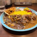 Aa Beru Kare - アアベルチキンカレーと牛シマチョウと長ネギのマサラの2種のあいがけ※斜め上から