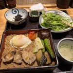 Akasaka Torikou - そぼろ重　小鉢、サラダ、鳥スープ、香の物がついて、1300円。