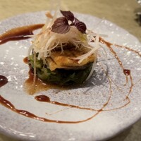 HIKARI - 魚料理はウナギの白焼き-マルサラソースとキュウリ添え- 
                    きゅうりを三杯酢と柚子の果汁で一日マリネしたものが下にひいてあります。九州の白焼した鰻　マルサラ酒を詰めて作った洋風の照り焼きソース。
                    