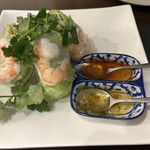 神戸アジアン食堂バル SALA - アジア生春巻き　タイの青唐辛子の辛いタレ、甘みのあるスウィートチリ　1000円