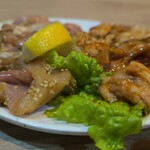 焼肉ホドリ - 先程の反対側、左 鶏塩、右 上ミノ味噌