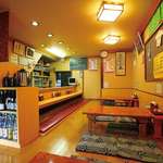 居酒屋あきねい - 1階のカウンター席と小上がり席