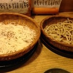 赤間茶屋 あ三五 - 更科そば（左） 田舎そば（右）