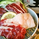 勝馬 - 馬刺し4種盛合せ。新鮮だからこそ味わえる馬肉の旨味をご堪能下さい。