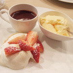 サンク・オ・ピエ - プレクリスマスコース(8000円)のヴァローナ・グランクリュ・ショコラ“カライブ”のマルキーズ仕立て コアントローのアイスクリーム イチゴのタルティーヌ、シェフ風クリーム