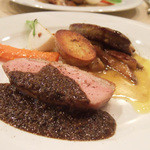 サンク・オ・ピエ - プレクリスマスコース(8000円)のハンガリーの国宝！マンガリッツァ豚の背肉のロースト、セープ茸(ポルチーニ）のソテーとフォアグラのソテー添え、キノコのデュクセルソース、トリュフ風味
