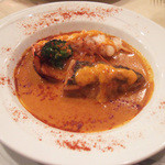 サンク・オ・ピエ - プレクリスマスコース(8000円)のオマール海老テールのローストと本日の白身魚のポワレ オマール海老の濃厚ビスク仕立て