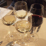 サンク・オ・ピエ - 乾杯。わたしはヴーヴレ ヴィニョー シェヴロー(650円)をいただきました。