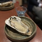 酒肴場 屯 - 手のひらよりデカい三陸産の牡蠣！