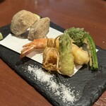 酒肴場 屯 - 春の息吹を感じるこごみやタラの芽、里芋、車海老の天ぷら。お塩でいただきます。