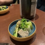 酒肴場 屯 - セリと大間のまぐろのねぎま鍋風。
      シャキシャキのセリの食感も抜群