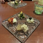 酒肴場 屯 - いぶりがっこやらキャビアやら酒盗クリームチーズなどつまみ四種