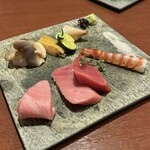 酒肴場 屯 - お造りは、大間のまぐろ、あわび、北寄貝、ミル貝、車海老