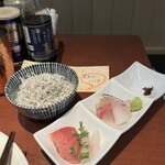 酒肴場 屯 - 海鮮丼は大間のまぐろ、ヒラメ、サワラ、ヒラマサ、ヒラスズキに釜揚げしらす