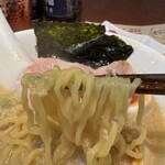 酒肴場 屯 - 中細ちぢれ麺のツルモチ食感も味噌にマッチして美味