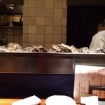 オイスターバー GOSHIKI - カウンターに盛られた牡蠣