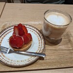 みのりカフェ - いちごのタルト 700円 　カフェラテHOT 450円
