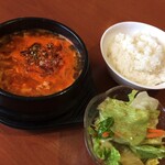 峰家 - スンドゥブのブクブク加減がわかりにくくてギリィってしてます。しばらくブクブクしてるくらいの熱々でやってきます。